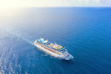 Mavi denizde Cruise Ship liner yelken su deniz manzarası yüzeyine bir tüy bırakarak. Havadan görünüm deniz seyahat kavramı, yolculukları.