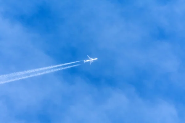Contrail in the sky higher than clouds left by commercial liner. — Stock Photo, Image
