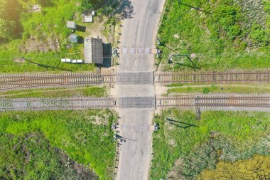 Boş demiryolu geçişi ve yol bariyerini geçmenin en iyi havadan görünümü.