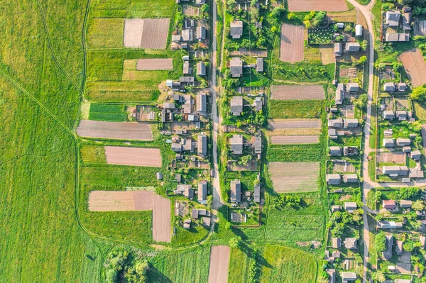 Köyün tepesinden gökyüzü manzaralı evler, sokaklar, tarlalar, yazları çayırlar.. — Stok fotoğraf