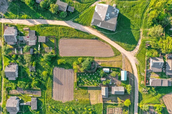 Köyde yol ile caddenin havadan görünümü, konut binaları ile kavşak. — Stok fotoğraf