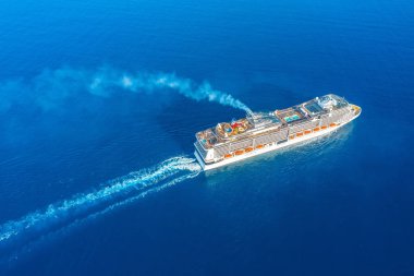Havuzları ile Cruise gemi gemisi, baca duman ile, mavi denizde deniz manzarası yüzeyinde bir tüy bırakarak yelken. Havadan görünüm Deniz yolculuğu kavramı, yolculuklar.