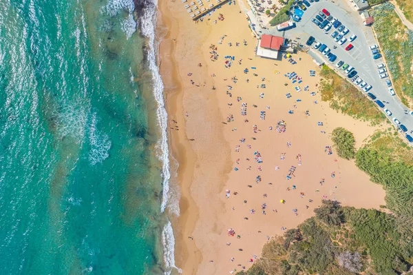 Aire vew fying vista de drone de la playa con los bañistas descansando personas. — Foto de Stock