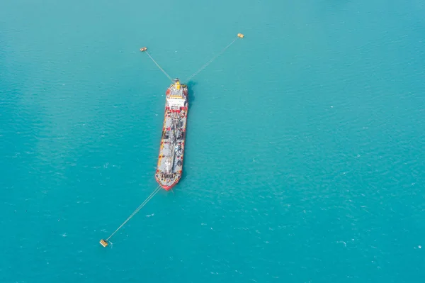 Légifotó az üzemanyag-szállító hajó kikötve a kikötőben öbölben bóják. — Stock Fotó
