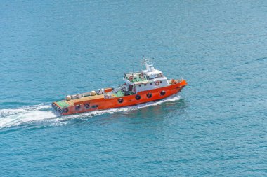 Akdeniz'de bir liman koyunda küçük römorkör yelken.