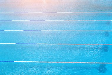 Su ile spor havuzunda yüzme yolları.