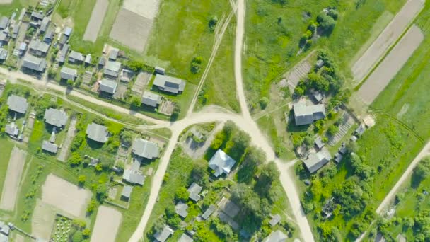 村の道路のある通りの航空写真 住宅との交差点 — ストック動画