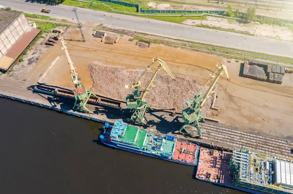 船舶にバルク貨物を積み込む準備ができている桟橋の海洋クレーン、航空写真 — ストック写真