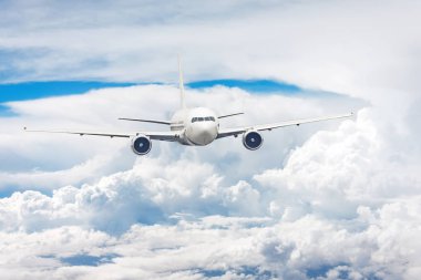 Bulutlar arasında uçan yolcular ticari uçak. Hava yoluyla konsept seyahat.