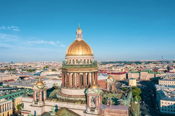 Şehrin tarihi kısmına bakan Saint Isaac Katedrali 'nin hava manzarası.