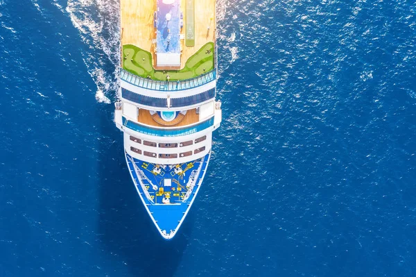 Nose of the cruise ship feed in the open sea. — Stock Photo, Image