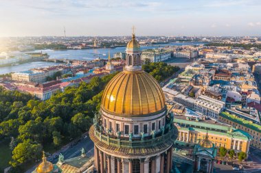 St Isaac Katedrali Colonnade havadan görünümü kubbe, arka planda Admiralty, Peter ve Paul Kalesi, Kış Sarayı Hermitage, şehrin tarihi bölümüne bakan Saint-Petersburg.