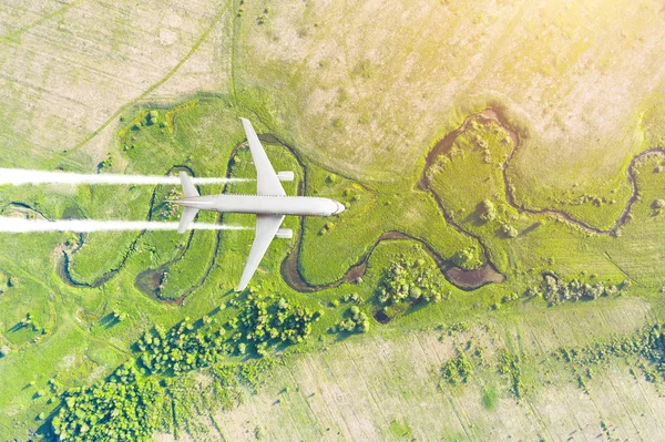 Flygplan flyger vinner höjd mot bakgrund av antennen landskapet jordens yta, under floden, äng fält, skogar. — Stockfoto