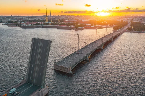 Троицкий мост с разведенным государством. Вечерний вид на Петропавловскую крепость на закате . — стоковое фото