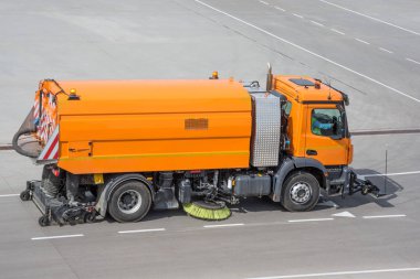 Asfaltta fırçalı süpürge ve elektrikli süpürge sürücüleri.