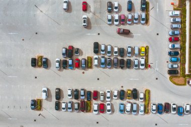 Şehrin bir yerleşim bölgesinde yukarıda araç otoparkından havadan görünüm.