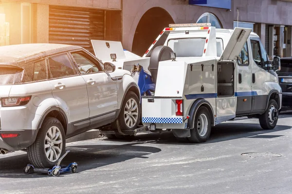 Aangesloten op een sleepwagen op een weg. — Stockfoto