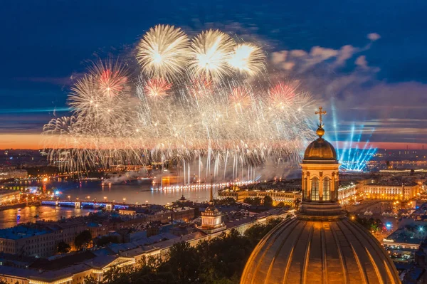サンクトペテルブルクのネバ川の水上の壮大な花火は、聖アイザック大聖堂、提督、宮殿橋、ピーターとポール要塞を参照してください. — ストック写真