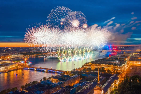 Groots vuurwerk over de wateren van de rivier de Neva in St. Petersburg, zichtbare Paleisbrug, Peter en Paul Fortress. — Stockfoto
