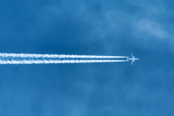 Jet aircraft flying at high altitude with contrails. — Stock Photo, Image