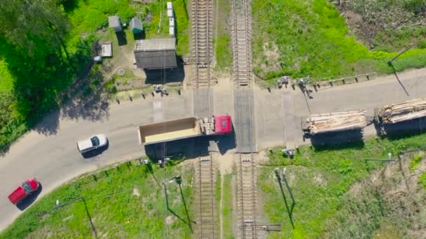 Top Luchtfoto Auto Zijn Het Verplaatsen Van Spoorwegovergang Het Oversteken — Stockvideo