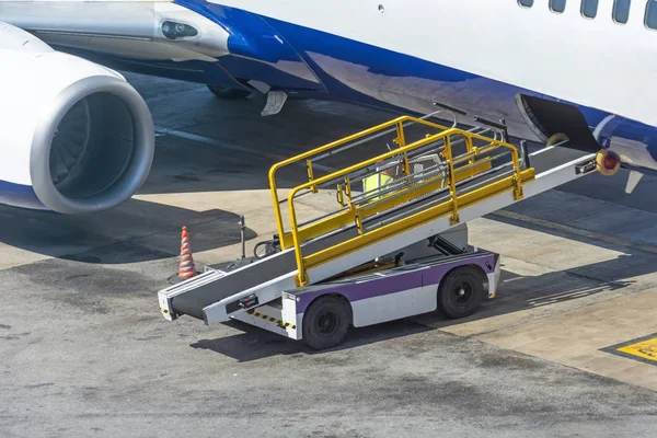 Coche para cargar el maletero de la aeronave está listo, esperando la carga . — Foto de Stock
