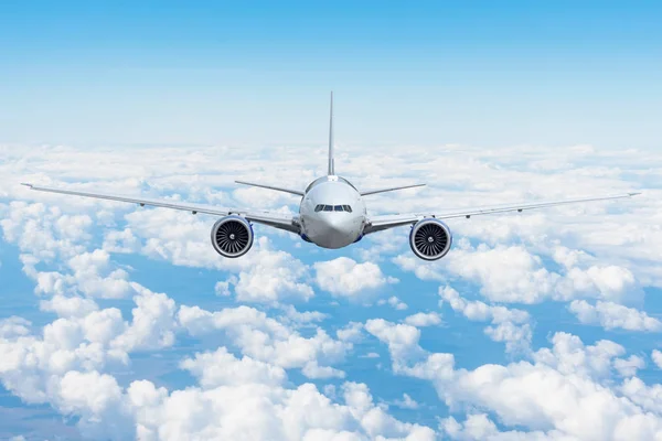 Podróż samolotem wakacje samolot leci nad chmurami dzień. — Zdjęcie stockowe