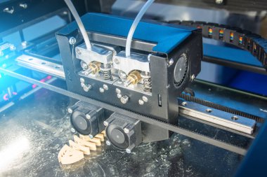 Yakından görünüm, laboratuvarda çalışma sırasında elektronik boyutlu plastik yazıcı, 3d yazıcı, 3d baskı.