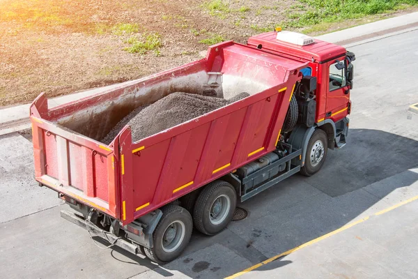 Truck met een lichaam, asfalt tijdens stoep reparatie. — Stockfoto