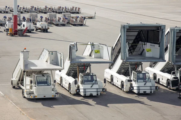 Escaleras para pasajeros estacionadas en el aeropuerto . — Foto de Stock