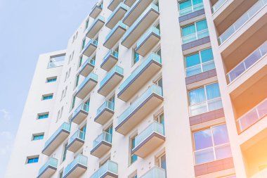 Pencere ve balkonlu çok katlı apartman özelliği.