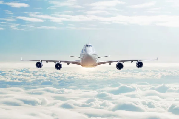 飛行機との雲景は、昼間の空の積雲の中を飛んでいる. — ストック写真