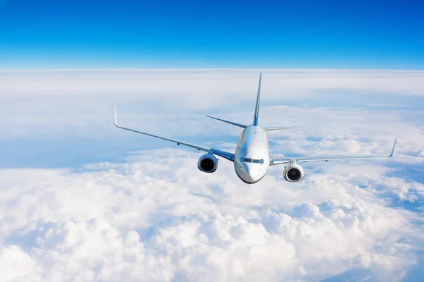 Passagier vliegtuig uitvoeren vlucht vliegt in de lucht. Stockfoto