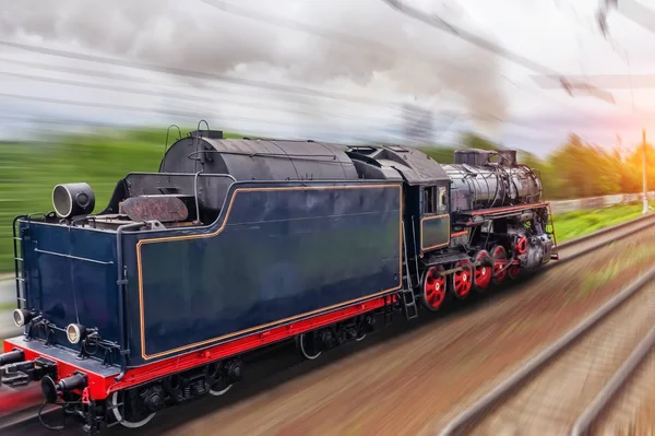 Zabytkowe czarne Parowa lokomotywa pociąg szybka kolej Rush, widok z tyłu. — Zdjęcie stockowe