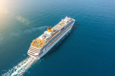 Mavi denizde Cruise Ship liner yelken su deniz manzarası yüzeyine bir tüy bırakarak. Havadan görünüm deniz seyahat kavramı, yolculukları.