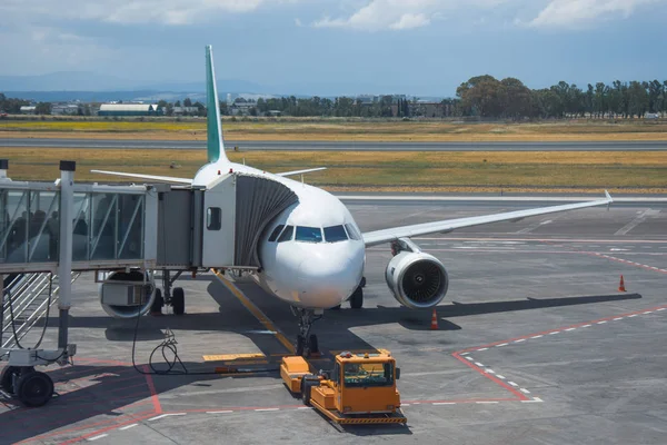 Aviones en el vuelo de día en la terminal antes de la salida . — Foto de Stock