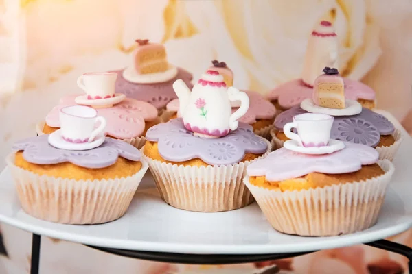 Торти з тіста та губки з фігурками чаю та чаю, солодко . — стокове фото
