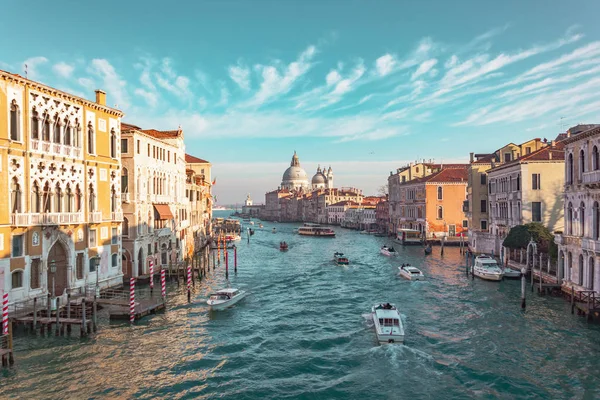 Gran Canal en Venecia, Italia. Vista del panorama de la calle principal o — Foto de Stock