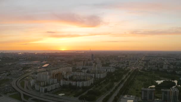 Heller Sonnenuntergang Über Der Stadt Mit Autobahn Und Brücke Luftaufnahme — Stockvideo