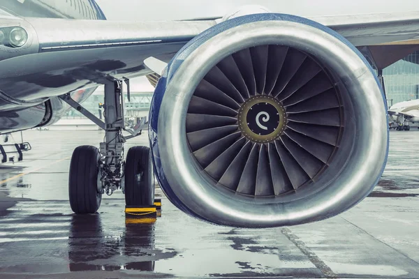 Modern passenger aircraft liner parked, view of the wing engine. — Stock Photo, Image