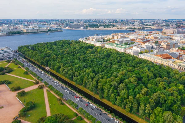 Letni ogród, łabędzie rowek i miasto Sankt Petersburg widok z góry. — Zdjęcie stockowe