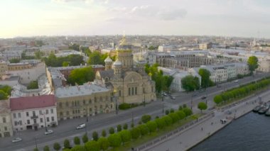Varsayım Kilisesi'nin havadan görünümü ve gün batımında akşam Petersburg'da Neva Nehri'nin dolgu
