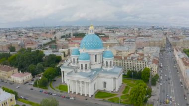 Mavi kubbeleri ve yaldızlı yıldızlarıyla ünlü Trinity Katedrali, Staint-Petersburg şehrinin tarihi bölümünü, etrafındaki tipik evleri,