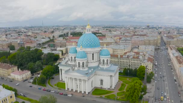 Die Berühmte Dreifaltigkeitskathedrale Mit Blauen Kuppeln Und Vergoldeten Sternen Blick — Stockvideo