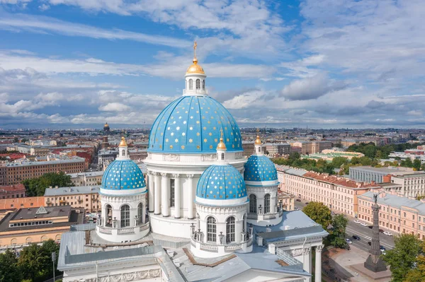 La famosa Cattedrale della Trinità con cupole blu e stelle dorate, vista sulla parte storica della città di Staint-Petersburg, case tipiche intorno. — Foto Stock