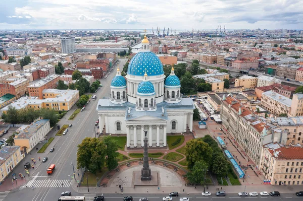 Słynna Katedra Trinity z niebieskimi kopułami i złocone gwiazdy, widok na historyczną część miasta Staint-Petersburg, typowe domy wokół. — Zdjęcie stockowe