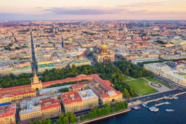 St. Petersburg'un tarihi merkezinin gün batımı manzarası, Amirallik, St. Isaac Katedrali ve Bronz Süvari Peter 1.