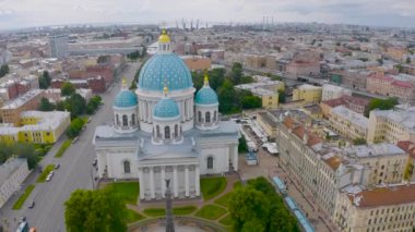 Mavi kubbeleri ve yaldızlı yıldızlarıyla ünlü Trinity Katedrali, Staint-Petersburg şehrinin tarihi bölümünü, etrafındaki tipik evleri,