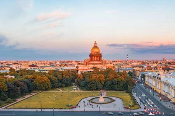 Widok na zachód słońca zabytkowego centrum Sankt Petersburga, Katedra św Izaaka i brąz Horseman Peter 1. — Zdjęcie stockowe