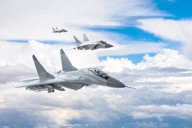 Üç savaş savaş uçağı silah ile askeri bir görevde - roketler, bombalar, kanatlarda silah bulutların üzerinde gökyüzünde yüksek uçar.